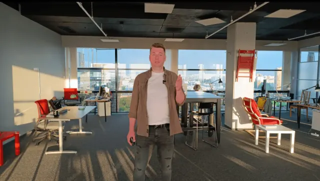 Александр Евстигнеев, основатель AVE Design Studio, в опен-спейсе офиса у панорамных окон