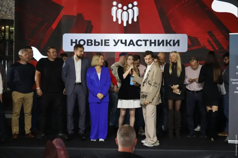 Новые участники клуба на сцене