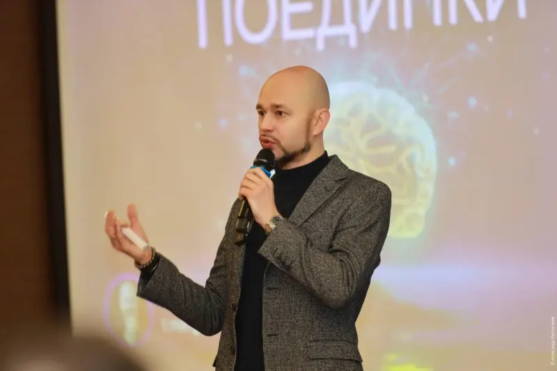 Спикер в момент выступления — кадр для афиши